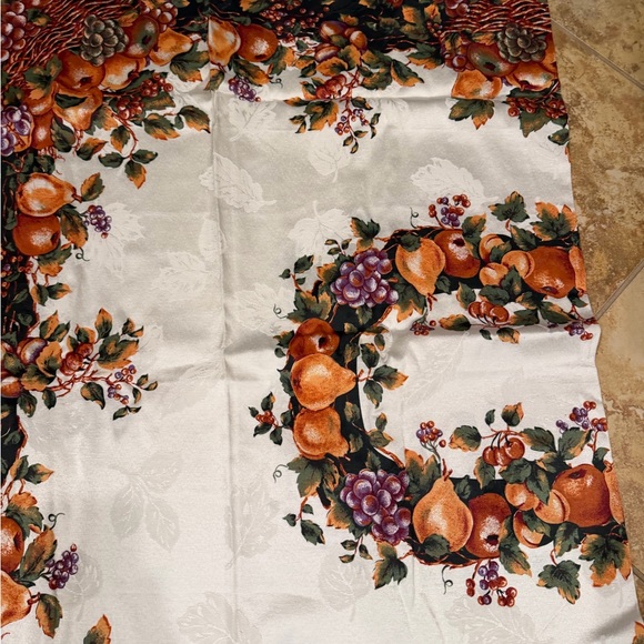 Thanksgiving Tablecloths Set of 2 - Picture 7 of 14
